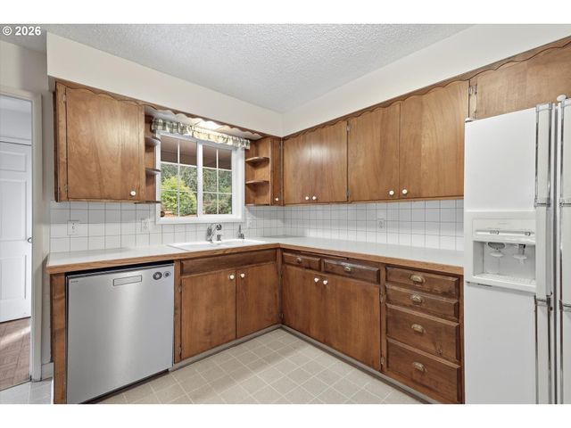 15341 S HATTAN Rd, Oregon City, OR 97045