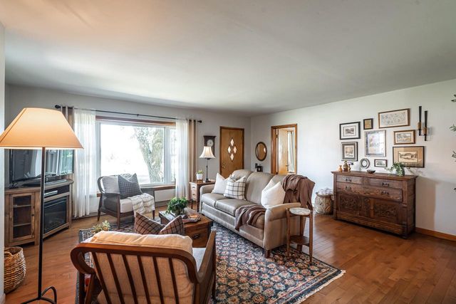 W1554 North Side DRIVE, Oconomowoc, WI 53066