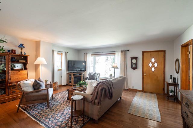 W1554 North Side DRIVE, Oconomowoc, WI 53066