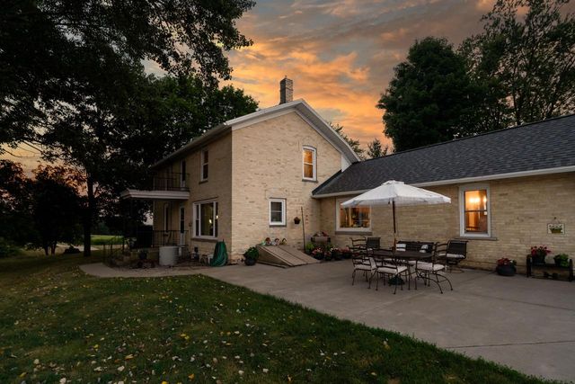 W1554 North Side DRIVE, Oconomowoc, WI 53066