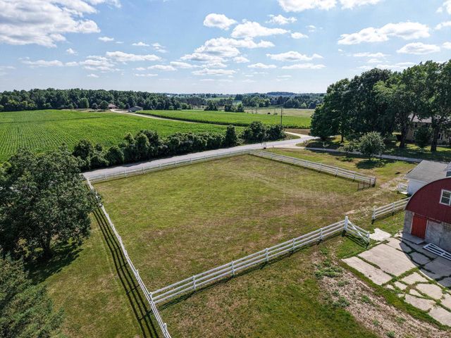 W1554 North Side DRIVE, Oconomowoc, WI 53066