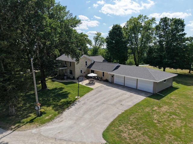 W1554 North Side DRIVE, Oconomowoc, WI 53066