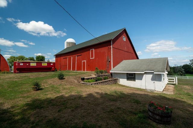 W1554 North Side DRIVE, Oconomowoc, WI 53066