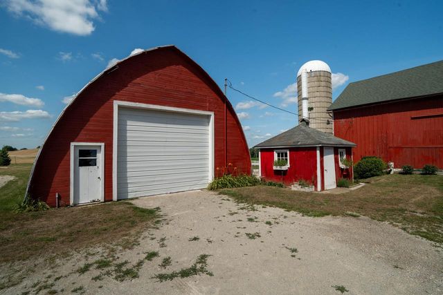 W1554 North Side DRIVE, Oconomowoc, WI 53066