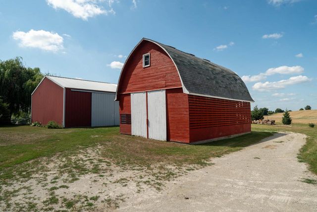 W1554 North Side DRIVE, Oconomowoc, WI 53066