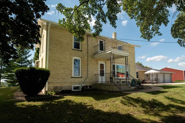W1554 North Side DRIVE, Oconomowoc, WI 53066