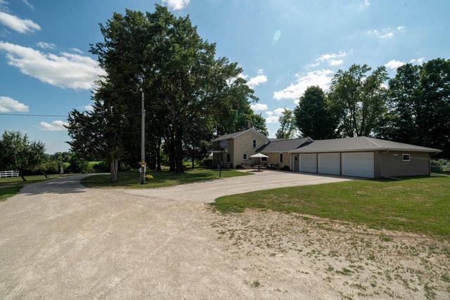 W1554 North Side DRIVE, Oconomowoc, WI 53066