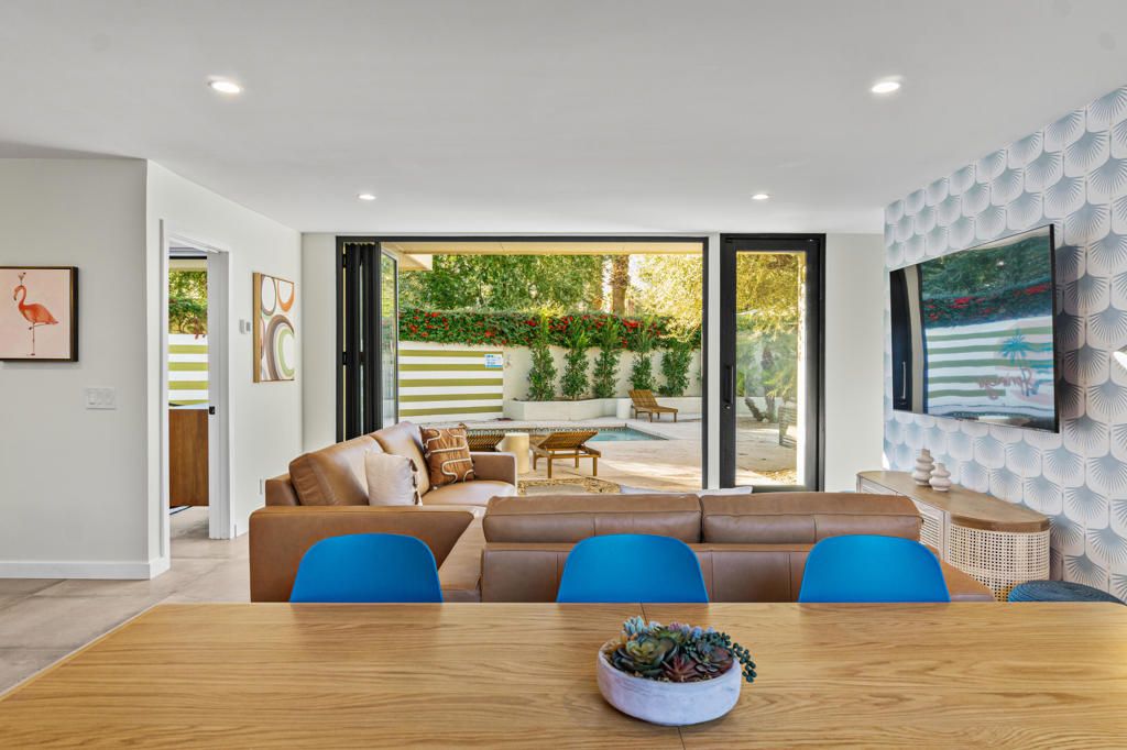 Image 11 of property listing at 130 W Racquet Club Road 308, Palm Springs, CA 92262