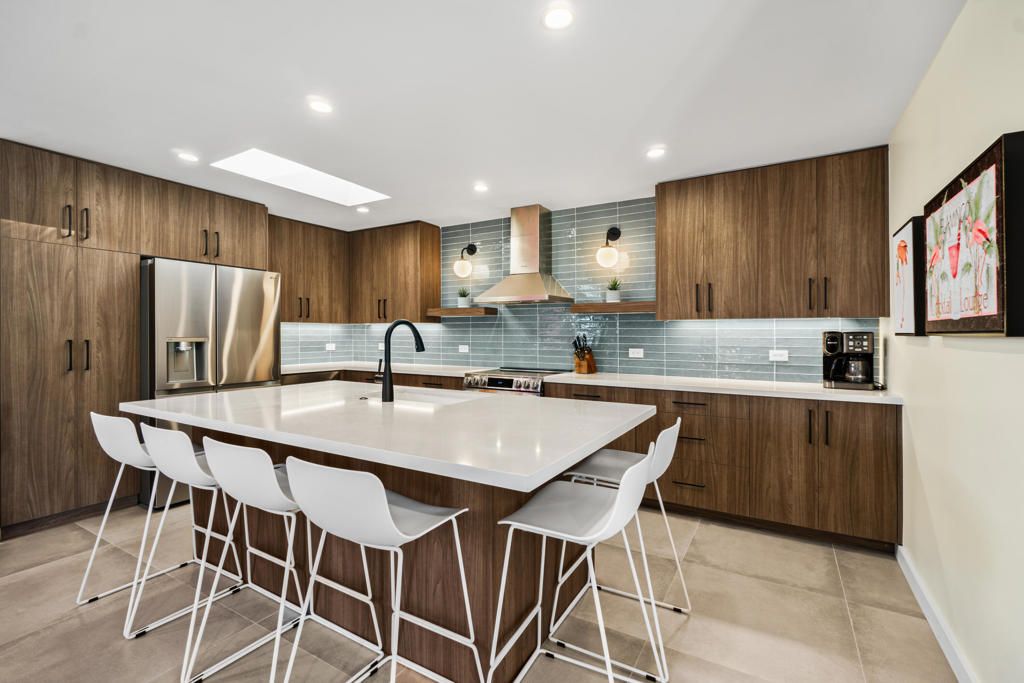 Image 14 of property listing at 130 W Racquet Club Road 308, Palm Springs, CA 92262