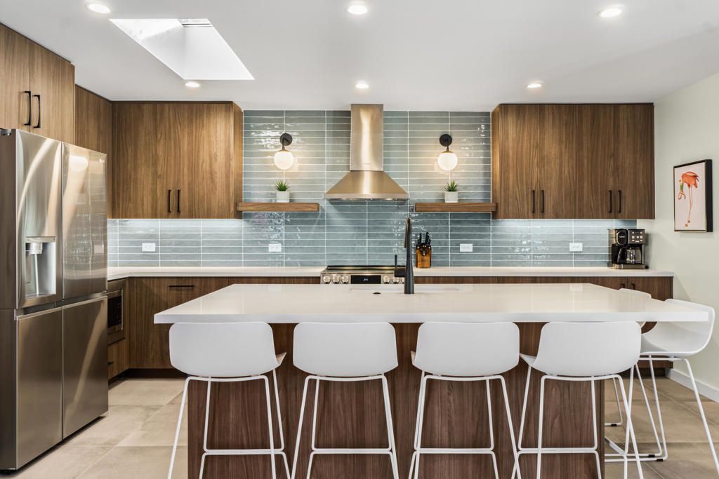 Image 15 of property listing at 130 W Racquet Club Road 308, Palm Springs, CA 92262