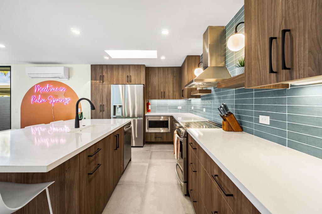 Image 16 of property listing at 130 W Racquet Club Road 308, Palm Springs, CA 92262