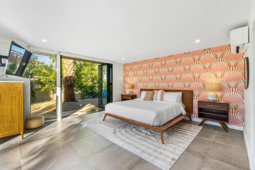 Image 19 of property listing at 130 W Racquet Club Road 308, Palm Springs, CA 92262