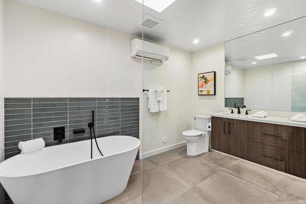 Image 25 of property listing at 130 W Racquet Club Road 308, Palm Springs, CA 92262