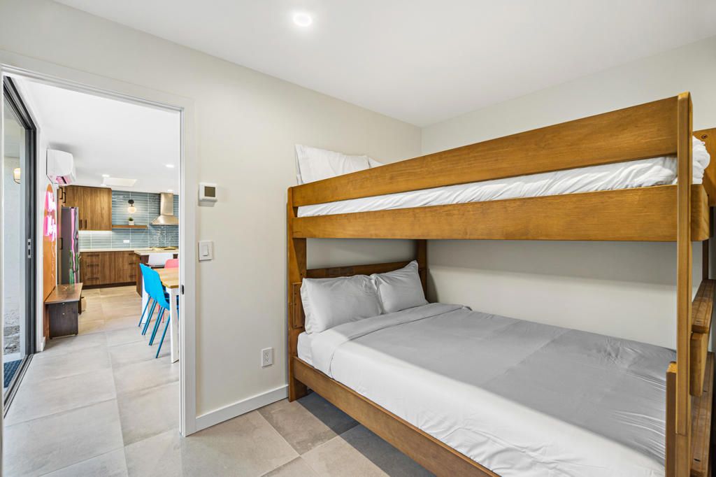 Image 31 of property listing at 130 W Racquet Club Road 308, Palm Springs, CA 92262