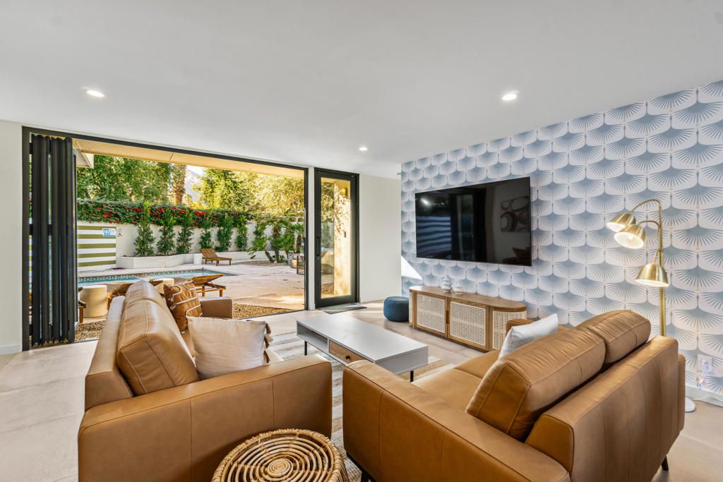Image 3 of property listing at 130 W Racquet Club Road 308, Palm Springs, CA 92262