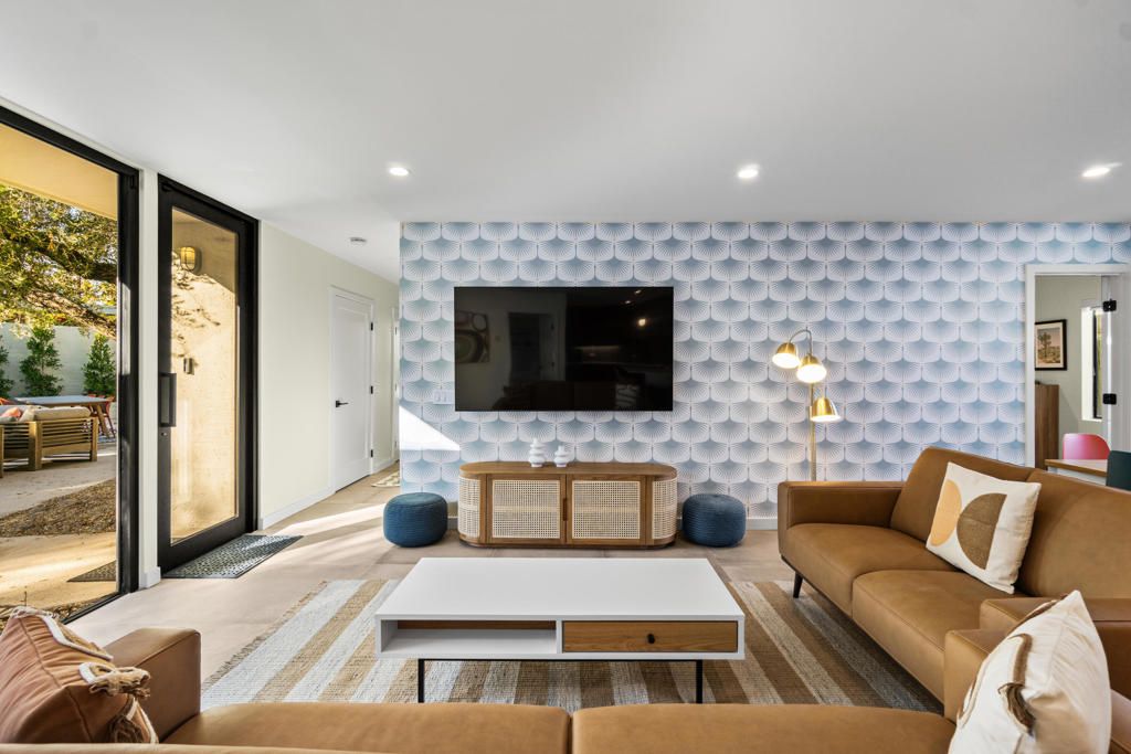 Image 4 of property listing at 130 W Racquet Club Road 308, Palm Springs, CA 92262