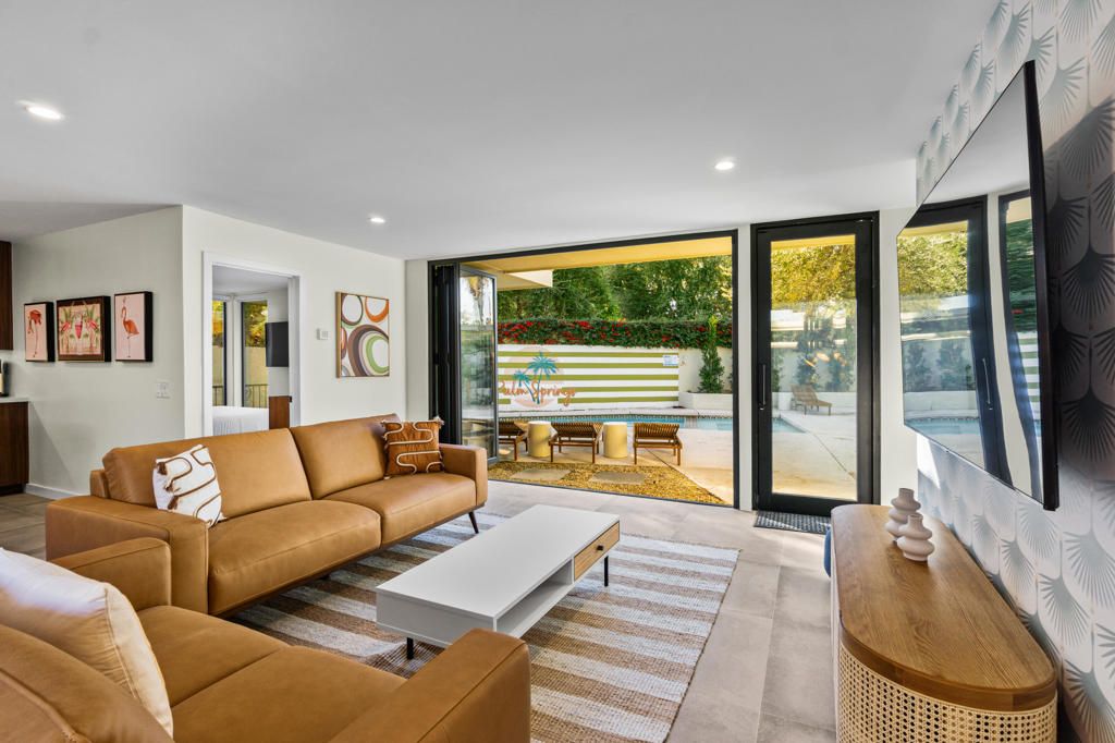 Image 7 of property listing at 130 W Racquet Club Road 308, Palm Springs, CA 92262