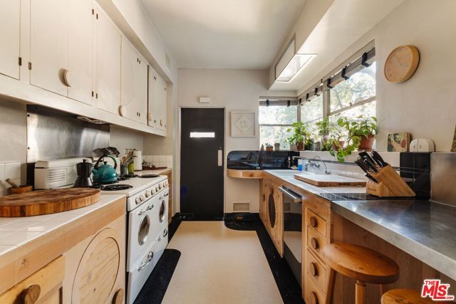 1530 N Easterly Terrace, Los Angeles, CA 90026