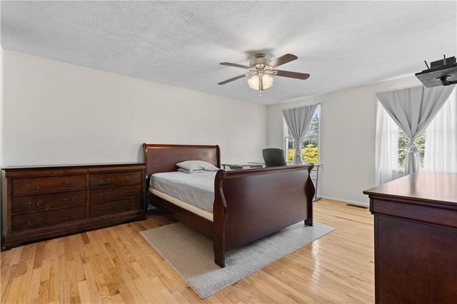 2 Hunters Pointe, Pittsford, NY 14534