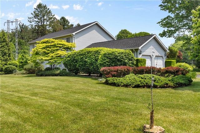 2 Hunters Pointe, Pittsford, NY 14534