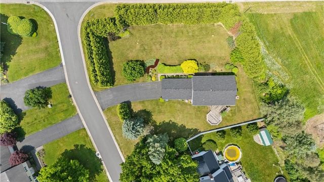 2 Hunters Pointe, Pittsford, NY 14534