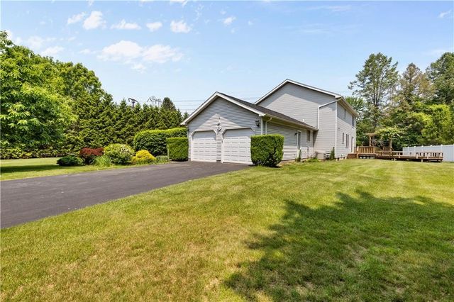 2 Hunters Pointe, Pittsford, NY 14534