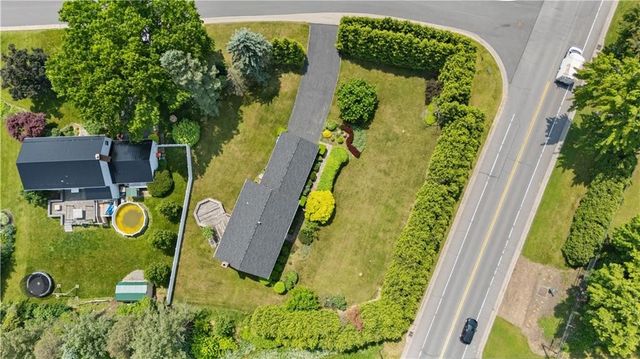 2 Hunters Pointe, Pittsford, NY 14534