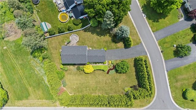 2 Hunters Pointe, Pittsford, NY 14534