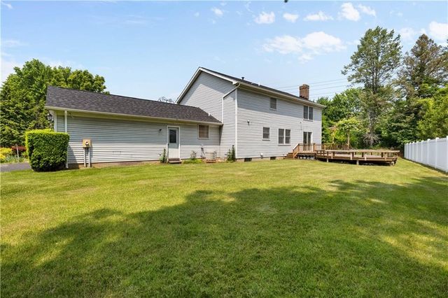 2 Hunters Pointe, Pittsford, NY 14534