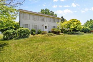 2 Hunters Pointe, Pittsford, NY 14534