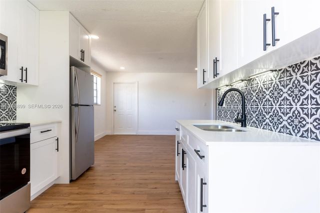 329 SE 2nd St, Hallandale Beach, FL 33009