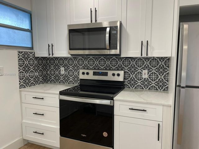 329 SE 2nd St, Hallandale Beach, FL 33009