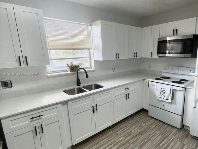 329 SE 2nd St, Hallandale Beach, FL 33009