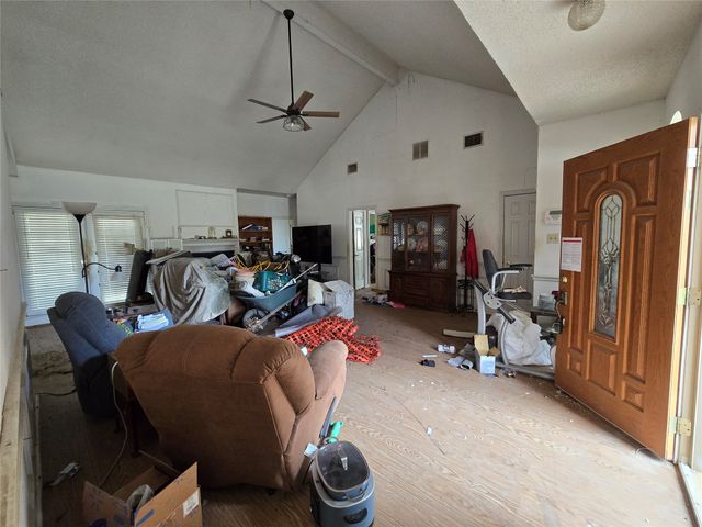 921 Meadowdale Road, Arlington, TX 76017