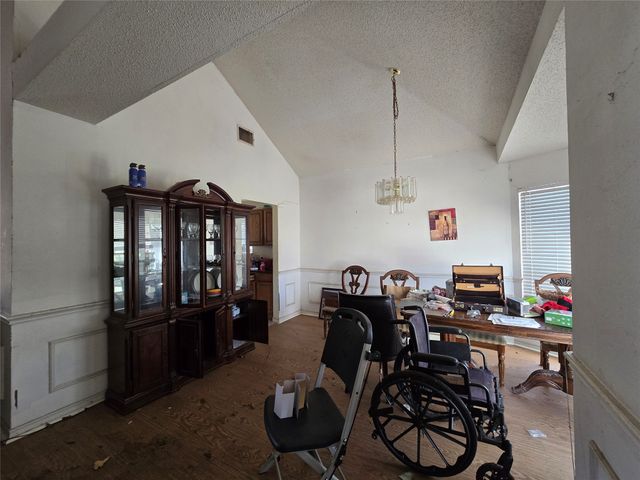 921 Meadowdale Road, Arlington, TX 76017