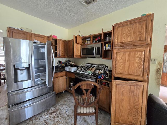 921 Meadowdale Road, Arlington, TX 76017