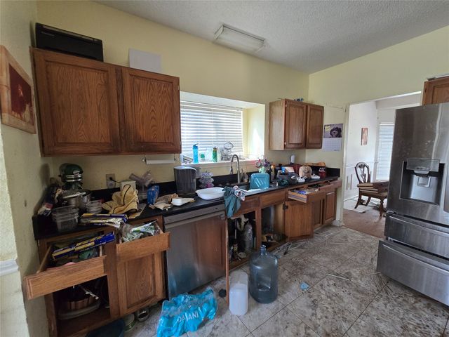 921 Meadowdale Road, Arlington, TX 76017