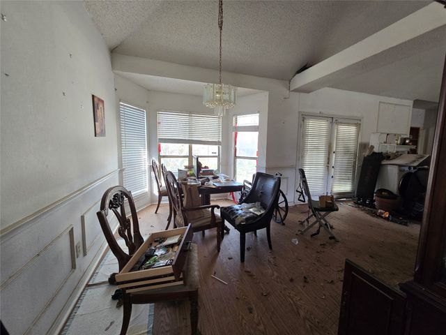 921 Meadowdale Road, Arlington, TX 76017