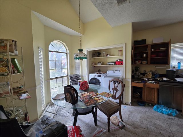 921 Meadowdale Road, Arlington, TX 76017