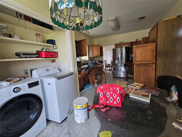 921 Meadowdale Road, Arlington, TX 76017