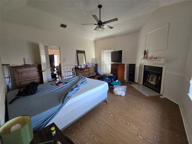 921 Meadowdale Road, Arlington, TX 76017