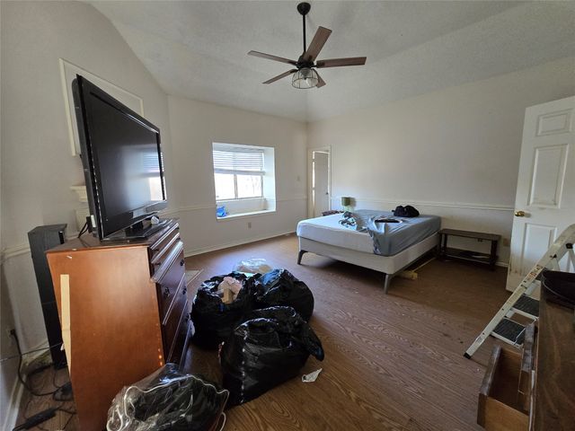 921 Meadowdale Road, Arlington, TX 76017