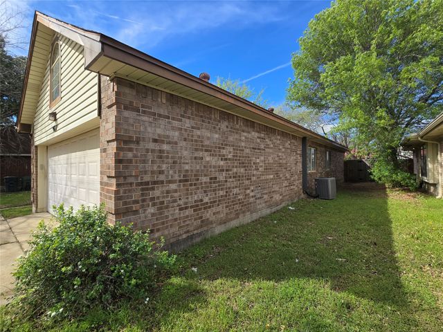 921 Meadowdale Road, Arlington, TX 76017