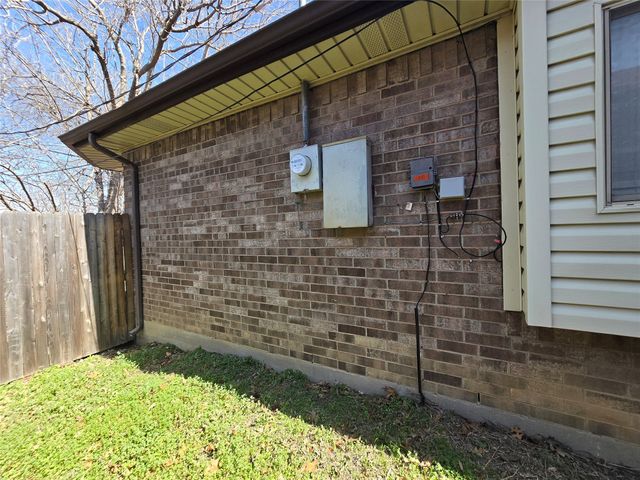 921 Meadowdale Road, Arlington, TX 76017