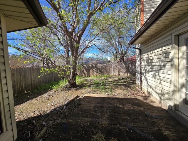 921 Meadowdale Road, Arlington, TX 76017