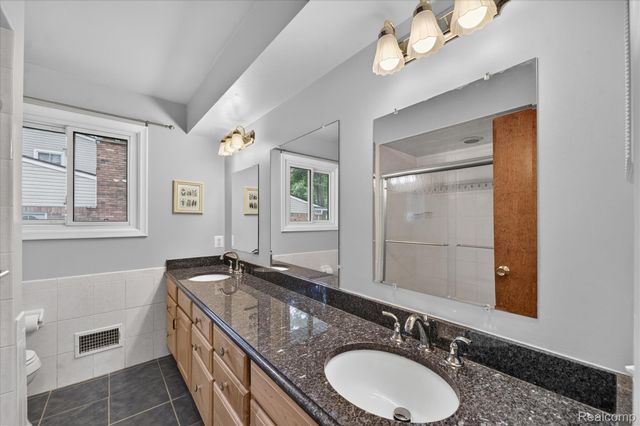 33237 Hampshire Road, Livonia, MI 48154