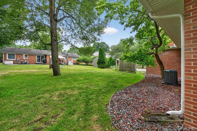 33237 Hampshire Road, Livonia, MI 48154