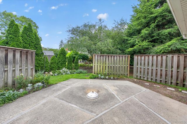 33237 Hampshire Road, Livonia, MI 48154
