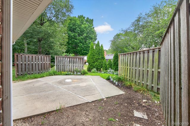33237 Hampshire Road, Livonia, MI 48154