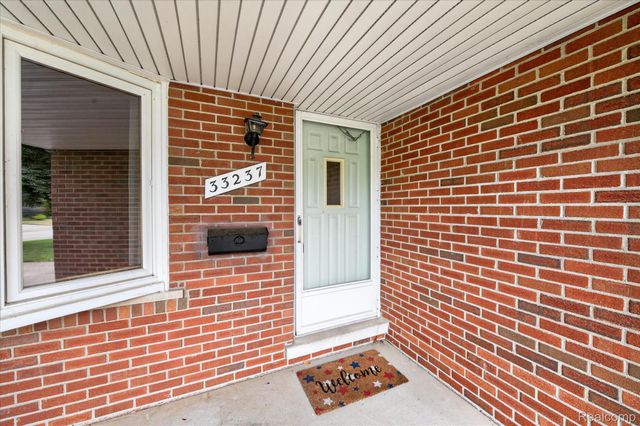 33237 Hampshire Road, Livonia, MI 48154